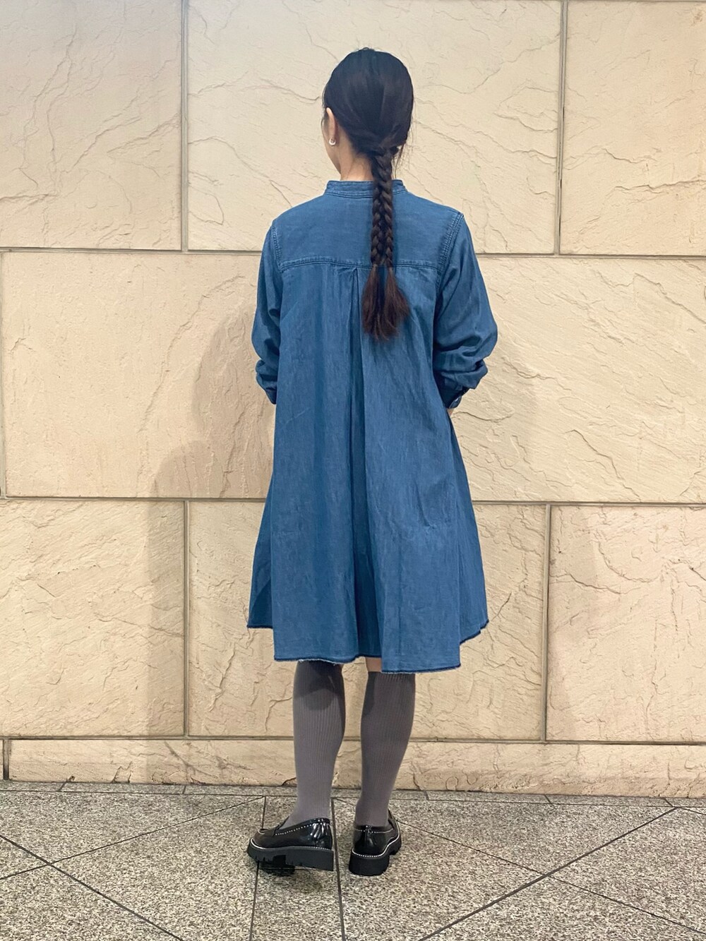 「URBAN RESEARCH ROSSO、URBAN RESEARCH、きれいめカジュアル、デニムコーデ、デニム、メガネ女子、オトナカワイイ、ミニワンピ、ローファー、ハイソックス」｜「Wranglerの『別注』Wrangler×ROSSO　WESTERN MINI DRESS（シャツワンピース、ブルー系）」を使った、matsuさん（レディース・162cm）の夏コーディネートの4枚目の写真