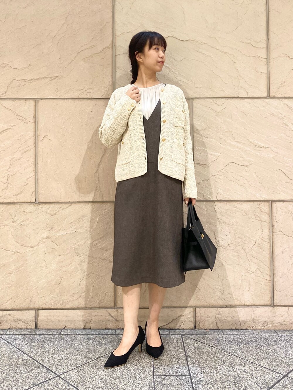 「URBAN RESEARCH ROSSO、URBAN RESEARCH、ROSSO、秋コーデ、ワンピース、ブラウン、七五三、きれいめカジュアル、シンプルスタイル、ジャンバースカート、イエベ秋、骨格ウェーブ」｜「URBAN RESEARCH ROSSO WOMENの『WEB限定』『UR TECH』ジャンパーワンピース（ジャンパースカート、ブラウン系）」を使った、matsuさん（レディース・162cm）の秋コーディネートの3枚目の写真