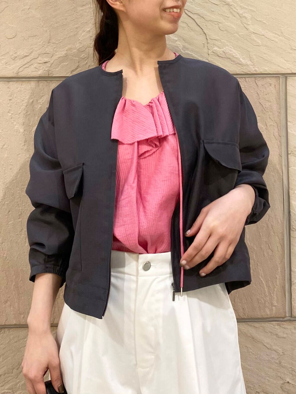 「大人カジュアル、キレイめ、きれいめカジュアル、ブラウス、パンツ、春コーデ、春服、お花見、newarrival、休日スタイル、ROSSO、大人かわいい、20代後半、お花見コーデ、骨格ウェーブ」｜「URBAN RESEARCH ROSSO WOMENのオーガンジーシアーブルゾン（ブルゾン、グレー系）」を使った、matsuさん（レディース・162cm）の春コーディネートの3枚目の写真