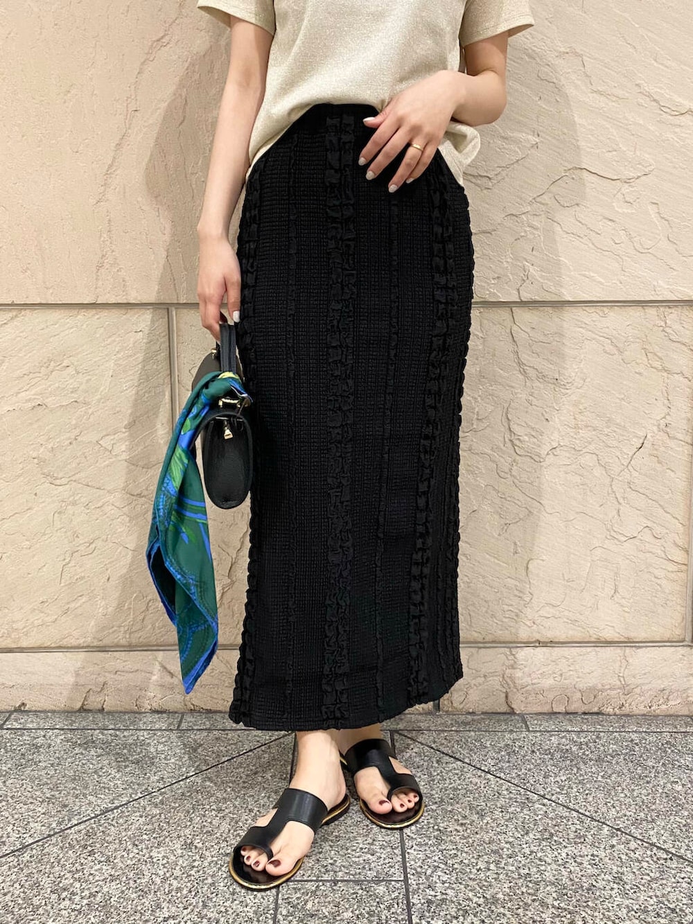 「大人カジュアル、キレイめ、きれいめカジュアル、夏コーデ、newarrival、フェミニン、ROSSO、サンダルコーデ、夏服、オンオフ兼用、オンオフ、大人かわいい、20代後半、骨格ウェーブ、暑い」|「AULENTTIのAULENTTI ワイドショルダーBAG(ショルダーバッグ、ブラック系)」を使った、matsuさん(レディース・162cm)の春コーディネートの5枚目の写真