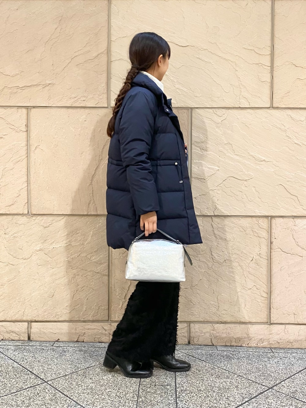 「URBAN RESEARCH ROSSO、URBAN RESEARCH、ROSSO、冬コーデ、チェック、きれいめカジュアル、冬アウター、ダウン、イージーパンツ、タートルネック、ニット、ネイビー、オトナカジュアル、イエベ秋、骨格ウェーブ」|「URBAN RESEARCH ROSSO WOMENの撥水スタンドミドルダウンコート(ダウンジャケット/コート、ブルー系)」を使った、matsuさん(レディース・162cm)の冬コーディネートの3枚目の写真