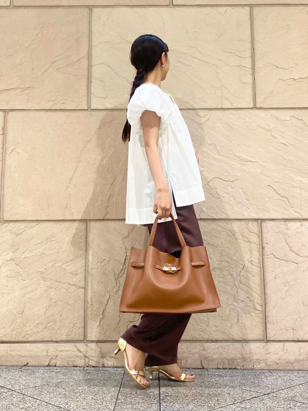 ゴールド系のサンダル、ホワイト系のシャツ/ブラウス、ブラウン系のその他パンツを着用したレディースの夏コーディネートの4枚目の写真