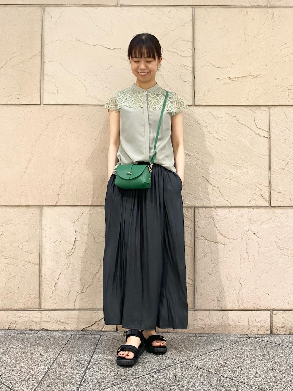 グリーン系のシャツ/ブラウス、ブラック系のその他パンツ、グリーン系のショルダーバッグを着用したレディースの夏コーディネートの2枚目の写真
