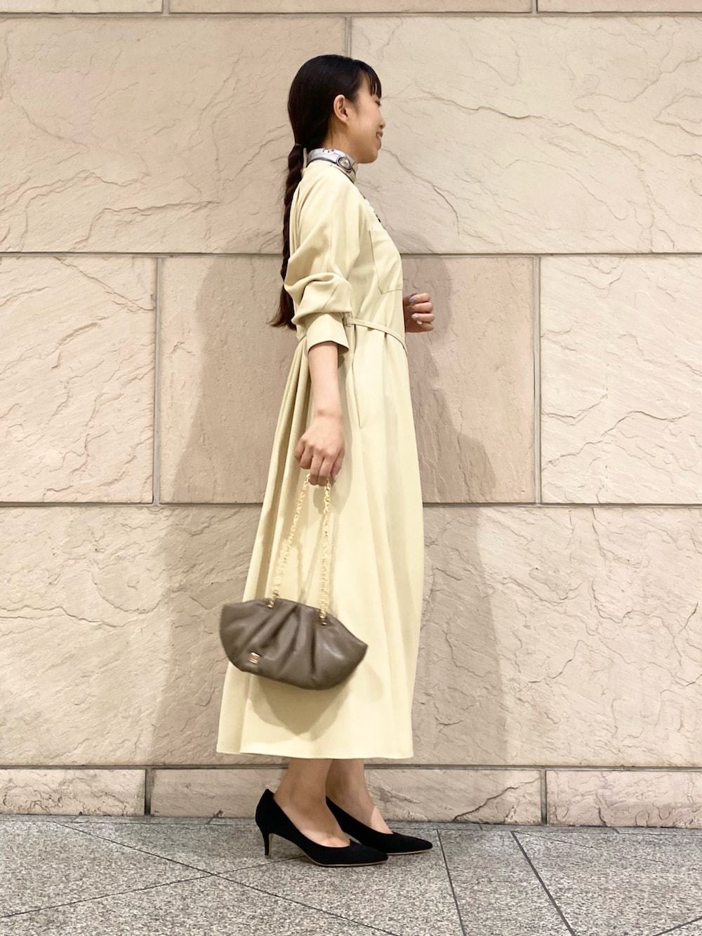 「URBAN RESEARCH ROSSO、URBAN RESEARCH、パステルカラー、デートコーデ、秋コーデ、秋服コーデ、休日スタイル、お仕事コーデ、オフィスカジュアル、ワンピース、結婚式二次会スタイル、食事会、会食」|「manipuriのアイテム(バンダナ/スカーフ、イエロー系)」を使った、matsuさん(レディース・162cm)の秋コーディネートの3枚目の写真