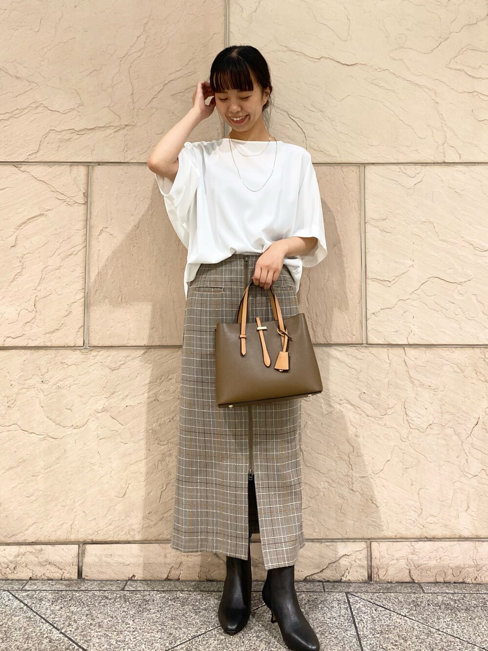 「URBAN RESEARCH ROSSO、URBAN RESEARCH、ブラウン、秋服準備はじめました、デートコーデ、チェック、オトナカジュアル、キレイめコーデ、秋先取りコーデ、スカートスタイル、タイトスカート、ブラウス」|「URBAN RESEARCH ROSSO WOMENの5分袖バックタックプルオーバー(シャツ/ブラウス、ホワイト系)」を使った、matsuさん(レディース・162cm)の秋コーディネートの5枚目の写真