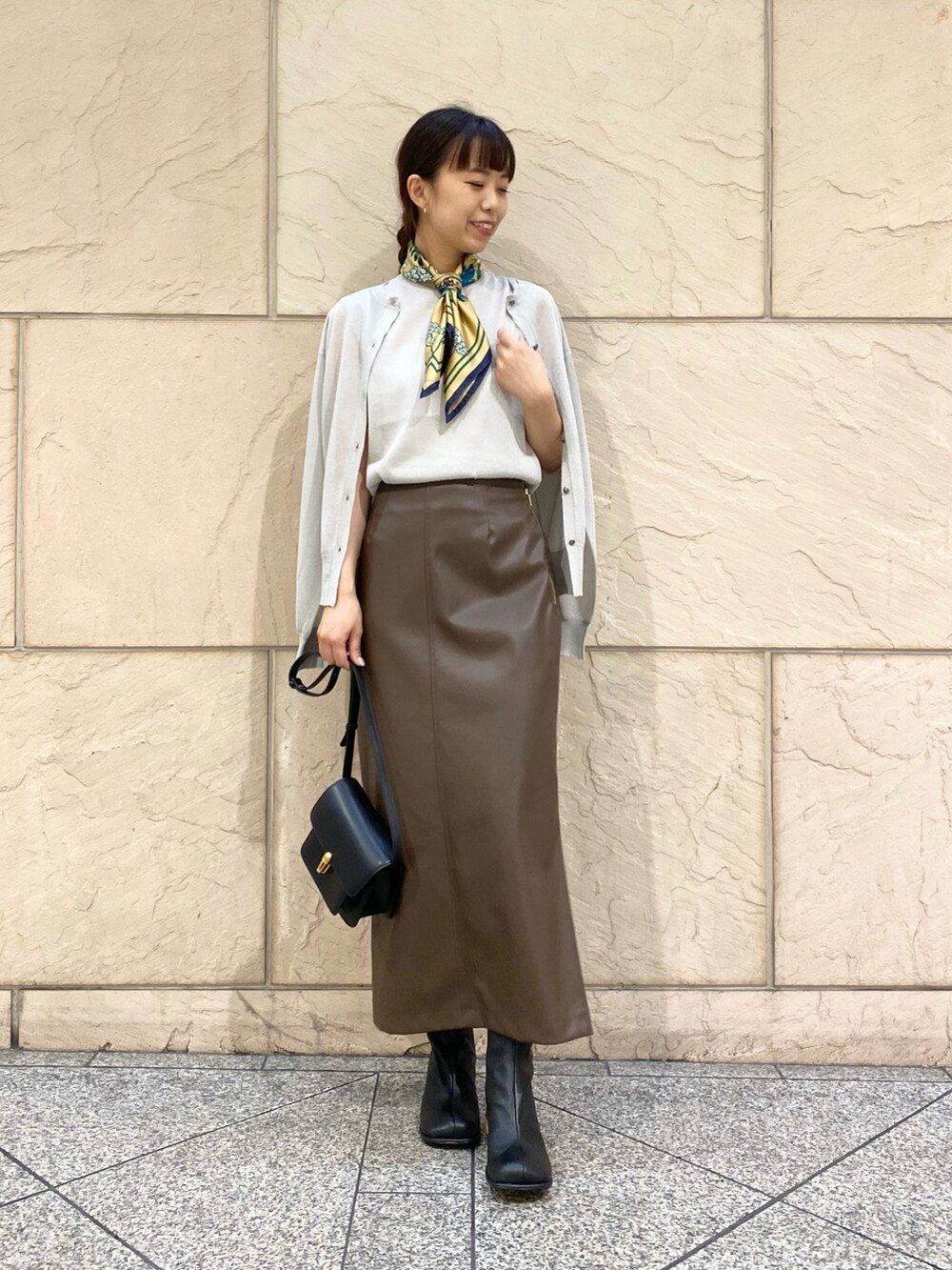 「URBAN RESEARCH ROSSO、URBAN RESEARCH、ブラウン、秋服準備はじめました、カーディガン、休日スタイル、秋コーデ、オトナカジュアル、秋服、アンサンブル、ラメ、タイトスカート、レザー」｜「URBAN RESEARCH ROSSO WOMENのフェイクレザースカート（スカート、ブラウン系）」を使った、matsuさん（レディース・162cm）の秋コーディネートの2枚目の写真