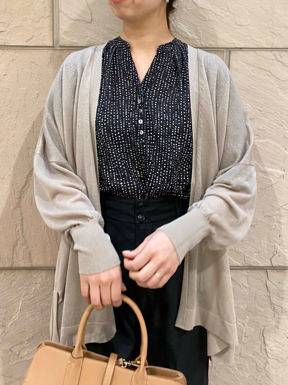 ブラック系のその他パンツ、イエロー系のトートバッグ、ベージュ系のカーディガン/ボレロを着用したレディースの春コーディネートの5枚目の写真