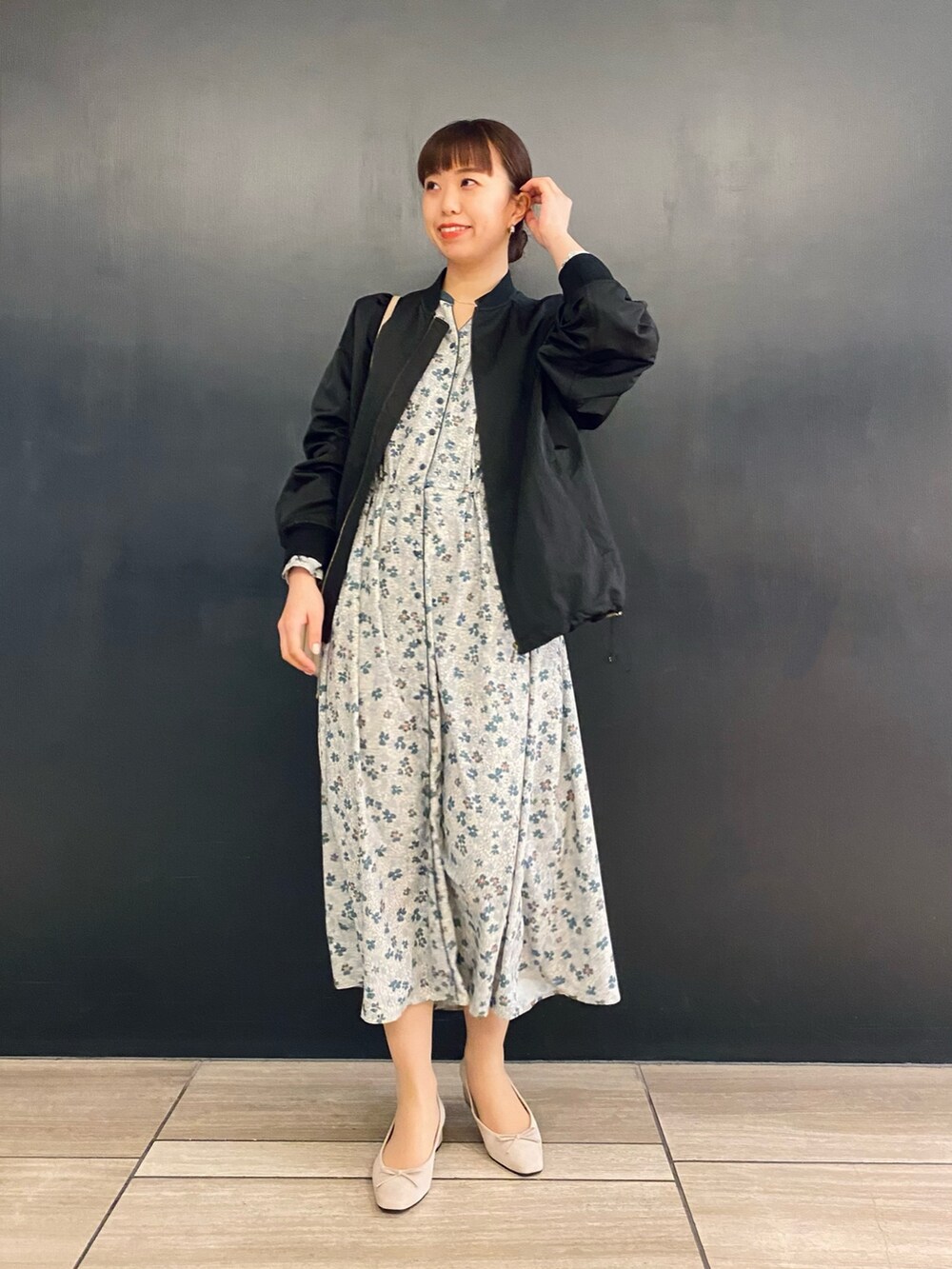 「春服デビュー宣言、きれいめカジュアル、春アウター、デニムジャケット、休日スタイル、URBAN RESEARCH ROSSO、URBAN RESEARCH、柄ワンピース、花柄、MA-1、ブルゾン、パンプス、グリーン」｜「URBAN RESEARCH ROSSO WOMENのコクーンMA-1ブルゾン（ブルゾン、ブラック系）」を使った、matsuさん（レディース・162cm）の春コーディネートの2枚目の写真