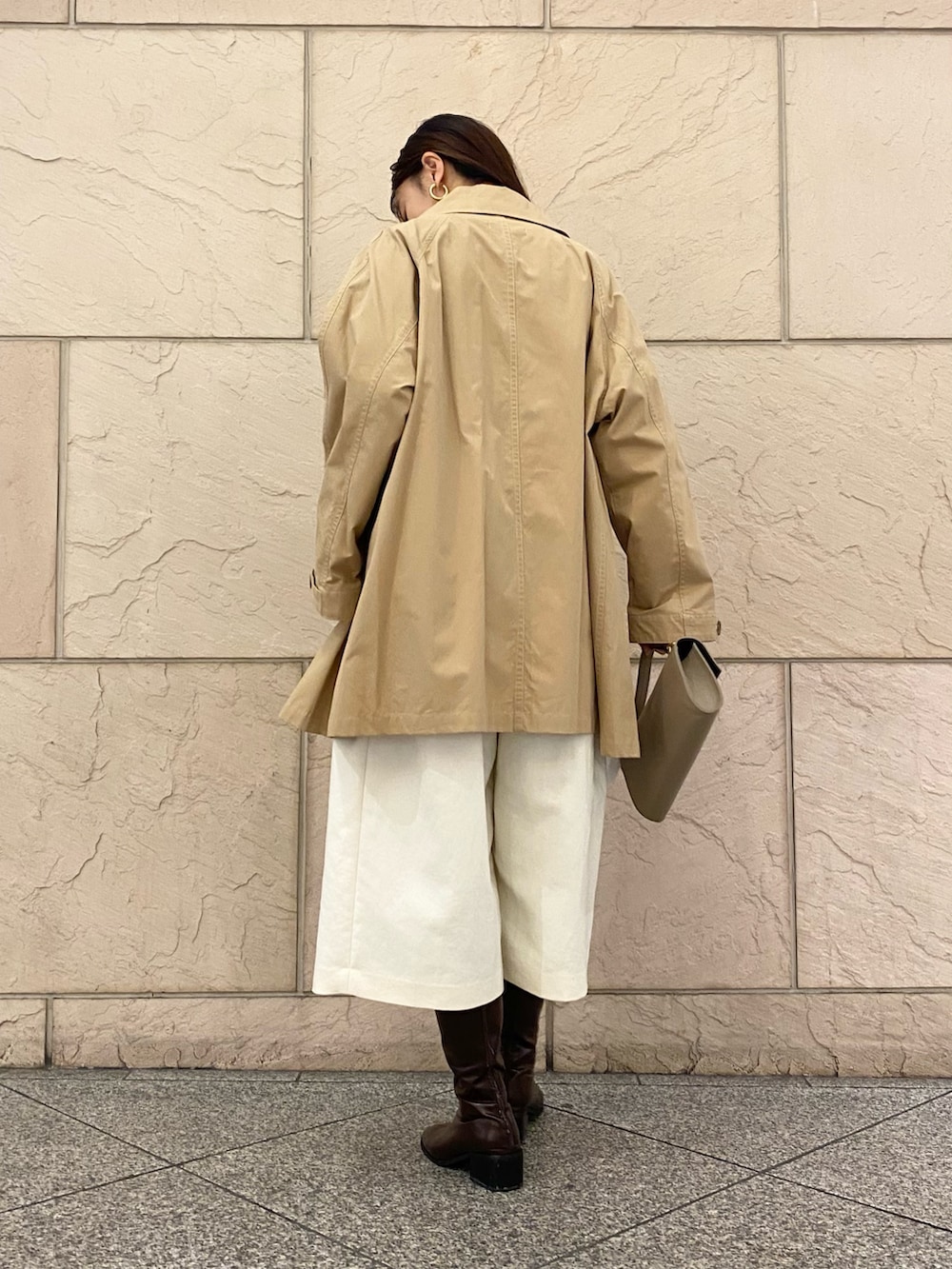 イエロー系のニット/セーター、イエロー系のニット/セーター、ベージュ系のその他アウターを着用したレディースの秋コーディネートの3枚目の写真