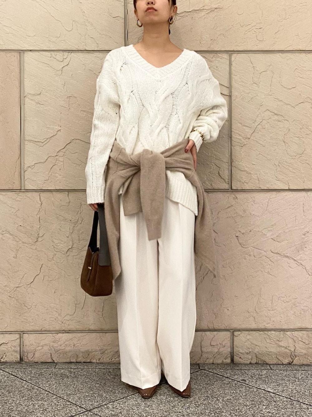 ホワイト系のニット/セーター、ベージュ系のカーディガン/ボレロ、ホワイト系のその他パンツを着用したレディースの冬コーディネートの2枚目の写真