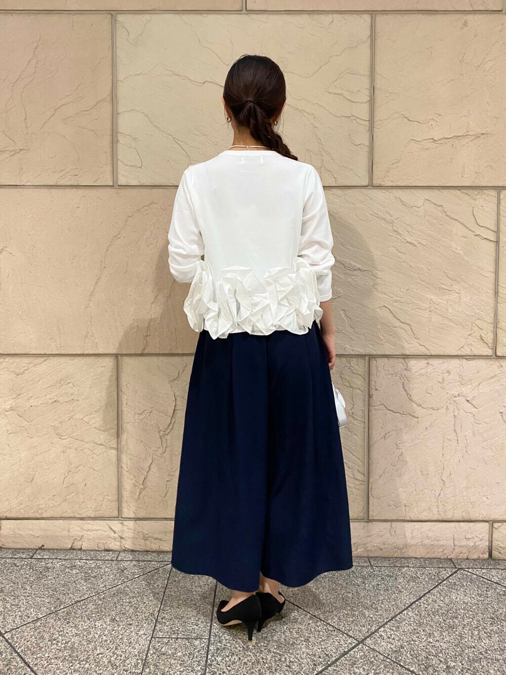 「大人カジュアル、キレイめ、きれいめカジュアル、夏コーデ、newarrival、オフィスカジュアル、フェミニン、ROSSO、夏服、オンオフ兼用、オンオフ、大人かわいい、20代後半、骨格ウェーブ、着映え」|「URBAN RESEARCH ROSSO WOMENの『MADE IN JAPAN』オリジナルスウェードパンプス(パンプス、ブラック系)」を使った、matsuさん(レディース・162cm)の夏コーディネートの4枚目の写真