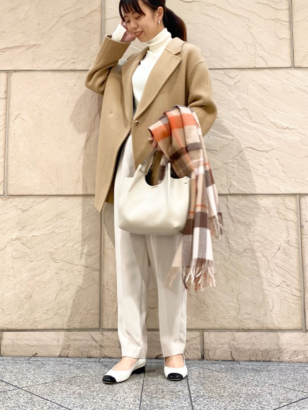 「URBAN RESEARCH ROSSO、URBAN RESEARCH、ROSSO、秋コーデ、ブラウン、冬コーデ、きれいめカジュアル、コート、チェスターコート、カシミヤ、マフラー、イエベ秋、骨格ウェーブ、チェック、キャメル」|「URBAN RESEARCH ROSSO WOMENのウールカシミヤリバーチェスターコート(チェスターコート、ベージュ系)」を使った、matsuさん(レディース・162cm)の秋コーディネートの2枚目の写真