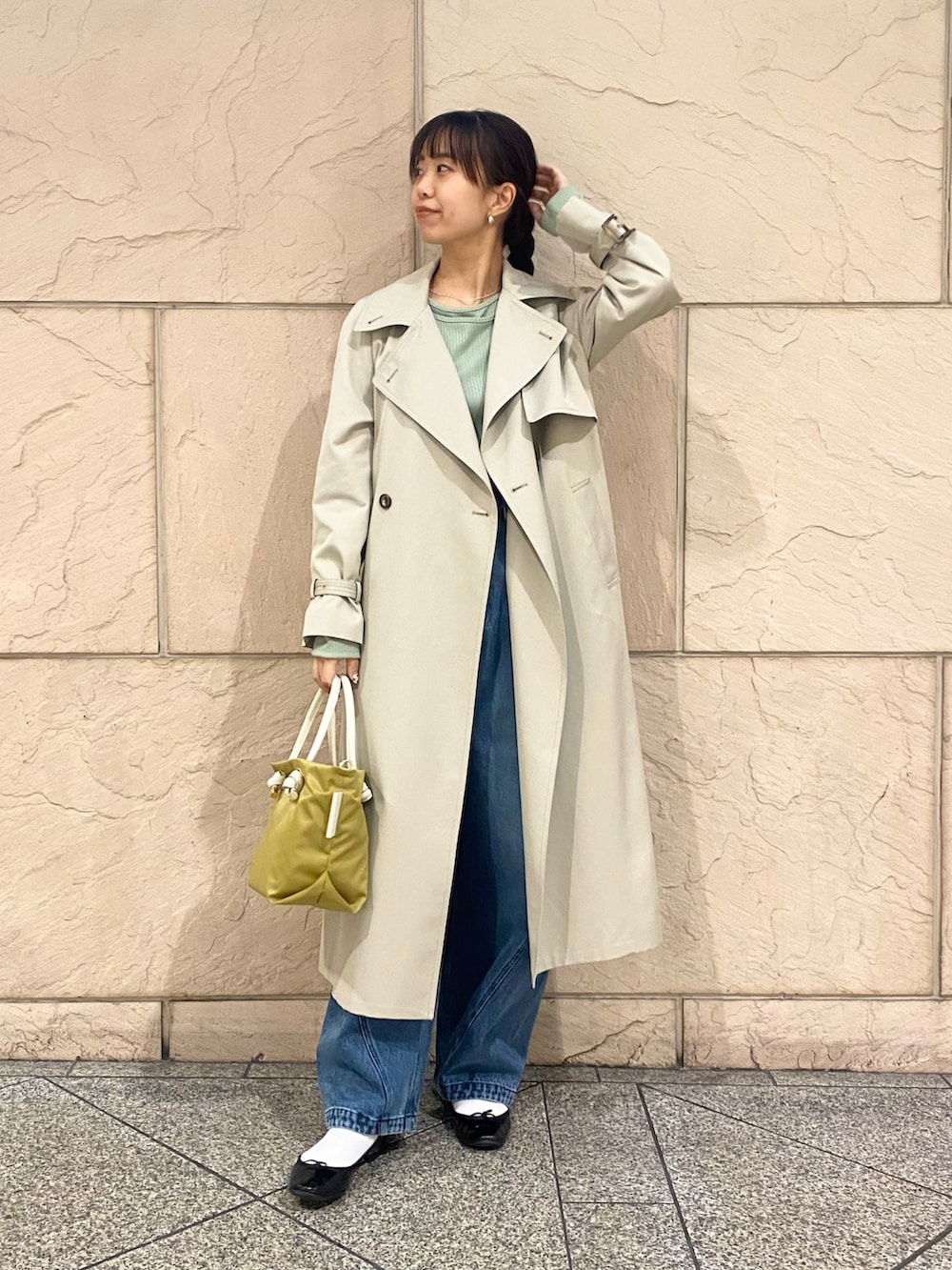 「URBAN RESEARCH、URBAN RESEARCH ROSSO、ROSSO、ロングコート、きれいめカジュアル、デニム、パンツコーデ、トレンチコート、オトナカジュアル、春コーデ、デニムパンツ、イエベ秋、骨格ウェーブ」｜「URBAN RESEARCH ROSSO WOMENの撥水オーバートレンチコート（トレンチコート、グレー系）」を使った、matsuさん（レディース・162cm）の冬コーディネートの2枚目の写真