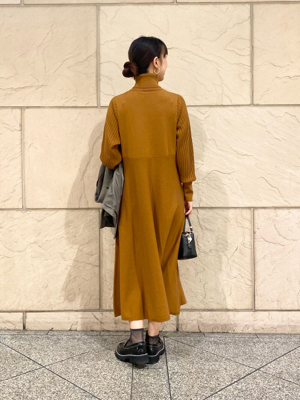 「URBAN RESEARCH ROSSO、URBAN RESEARCH、秋コーデ、ブラウン、ハロウィン、お出かけコーデ、ワンピース、きれいめカジュアル、秋冬コーデ、リラックススタイル、テーラードジャケット、イエベ秋、ニットワンピース」｜「URBAN RESEARCH ROSSO WOMENの『WEB限定』タートルネックデザインスリーブワンピース（ワンピース、イエロー系）」を使った、matsuさん（レディース・162cm）の秋コーディネートの3枚目の写真