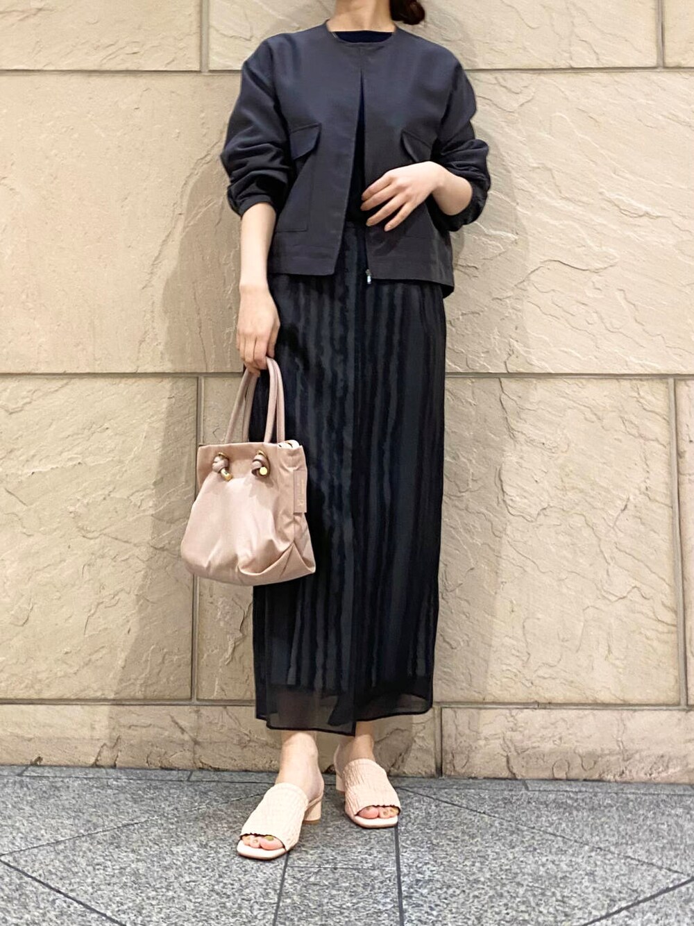 「大人カジュアル、キレイめ、アウター、きれいめカジュアル、ブラウス、春コーデ、春服、春アウター、newarrival、オフィスカジュアル、フェミニン、ROSSO、オンオフ兼用、オンオフ、大人かわいい」|「URBAN RESEARCH ROSSO WOMENのジョーゼットドルマンプルオーバー(シャツ/ブラウス、ブルー系)」を使った、matsuさん(レディース・162cm)の春コーディネートの5枚目の写真
