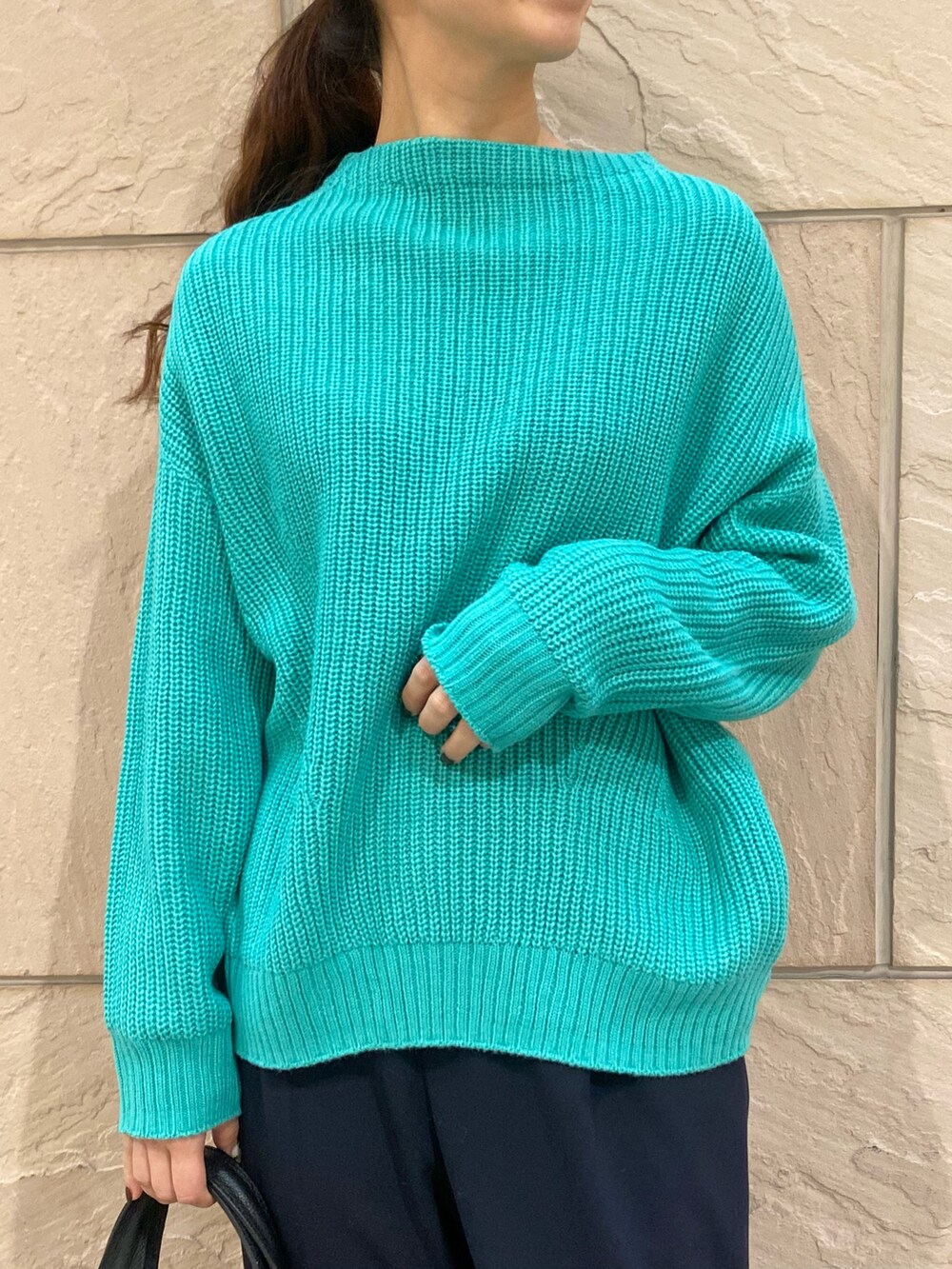 グレー系のその他アウター、グリーン系のニット/セーター、ブルー系のその他パンツを着用したレディースの冬コーディネートの6枚目の写真