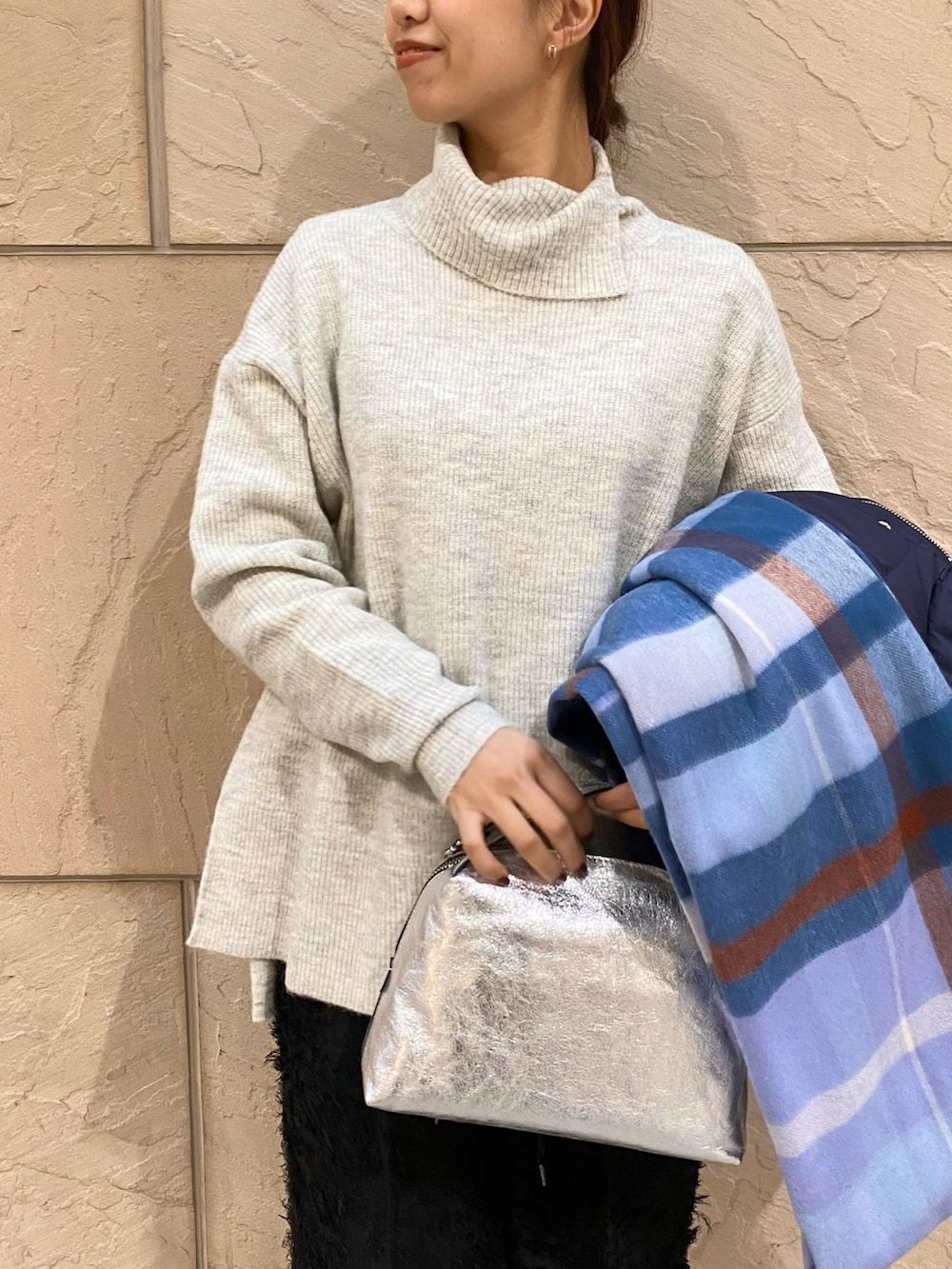 「URBAN RESEARCH ROSSO、URBAN RESEARCH、ROSSO、冬コーデ、チェック、きれいめカジュアル、冬アウター、ダウン、イージーパンツ、タートルネック、ニット、ネイビー、オトナカジュアル、イエベ秋、骨格ウェーブ」|「URBAN RESEARCH ROSSO WOMENの撥水スタンドミドルダウンコート(ダウンジャケット/コート、ブルー系)」を使った、matsuさん(レディース・162cm)の冬コーディネートの5枚目の写真