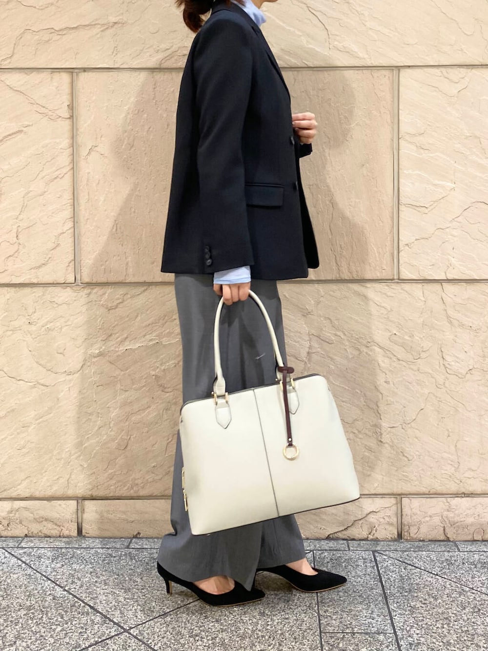 「大人カジュアル、キレイめ、きれいめカジュアル、パンツ、春コーデ、着回しコーデ、入学式、春服、newarrival、オフィスカジュアル、ROSSO、オンオフ兼用、オンオフ、20代後半、食事会」|「URBAN RESEARCH ROSSO WOMENの『MADE IN JAPAN』オリジナルスウェードパンプス(パンプス、ブラック系)」を使った、matsuさん(レディース・162cm)の冬コーディネートの3枚目の写真