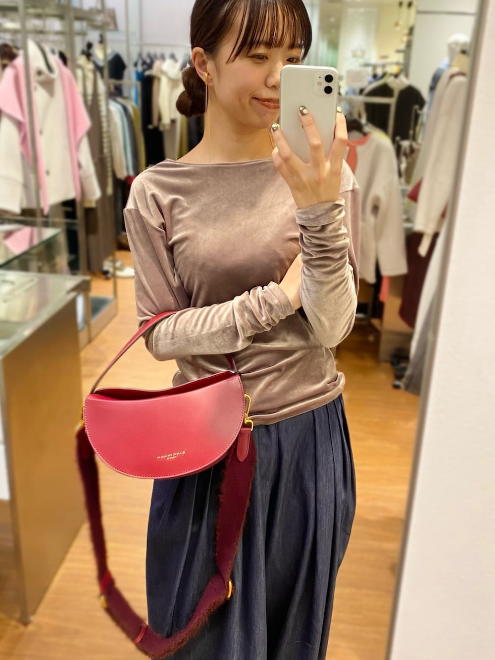 「URBAN RESEARCH ROSSO、URBAN RESEARCH、ROSSO、ブラウン、デニム、きれいめカジュアル、秋、キレイめ、オトナカジュアル、ベロア、デニムパンツ、イエベ秋、骨格ウェーブ」｜「GREYCHORDの『別注』GREYCHORD×ROSSO　MIRAベロアカットソー（Tシャツ/カットソー、ベージュ系）」を使った、matsuさん（レディース・162cm）の秋コーディネートの2枚目の写真
