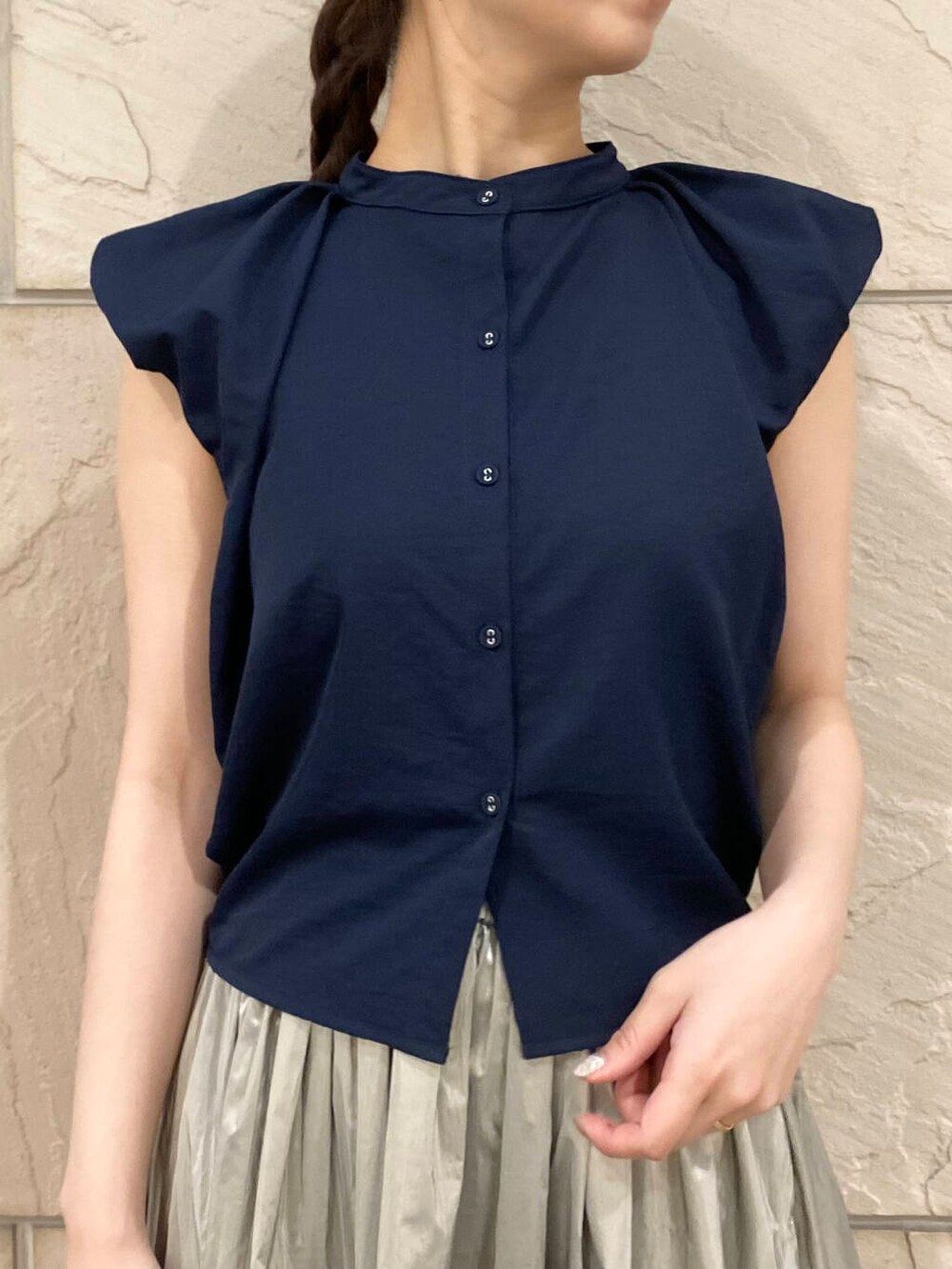 「大人カジュアル、キレイめ、きれいめカジュアル、ブラウス、夏コーデ、newarrival、休日スタイル、フェミニン、ROSSO、夏服、オンオフ兼用、オンオフ、大人かわいい、20代後半、骨格ウェーブ」｜「URBAN RESEARCH ROSSO WOMENのグロッシーギャザースカート（スカート、グレー系）」を使った、matsuさん（レディース・162cm）の春コーディネートの4枚目の写真