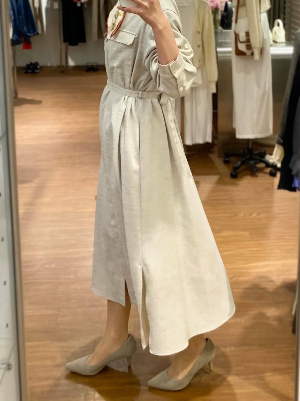 「ワンピース、キレイめ、きれいめカジュアル、スカーフ、春コーデ、春服、newarrival、オフィスカジュアル、フェミニン、manipuri、ROSSO、オンオフ兼用、オンオフ、大人かわいい、顔合わせ」|「URBAN RESEARCH ROSSO WOMENの【MADE IN JAPAN】オリジナルスウェードパンプス(パンプス、ブラウン系)」を使った、matsuさん(レディース・162cm)の春コーディネートの2枚目の写真