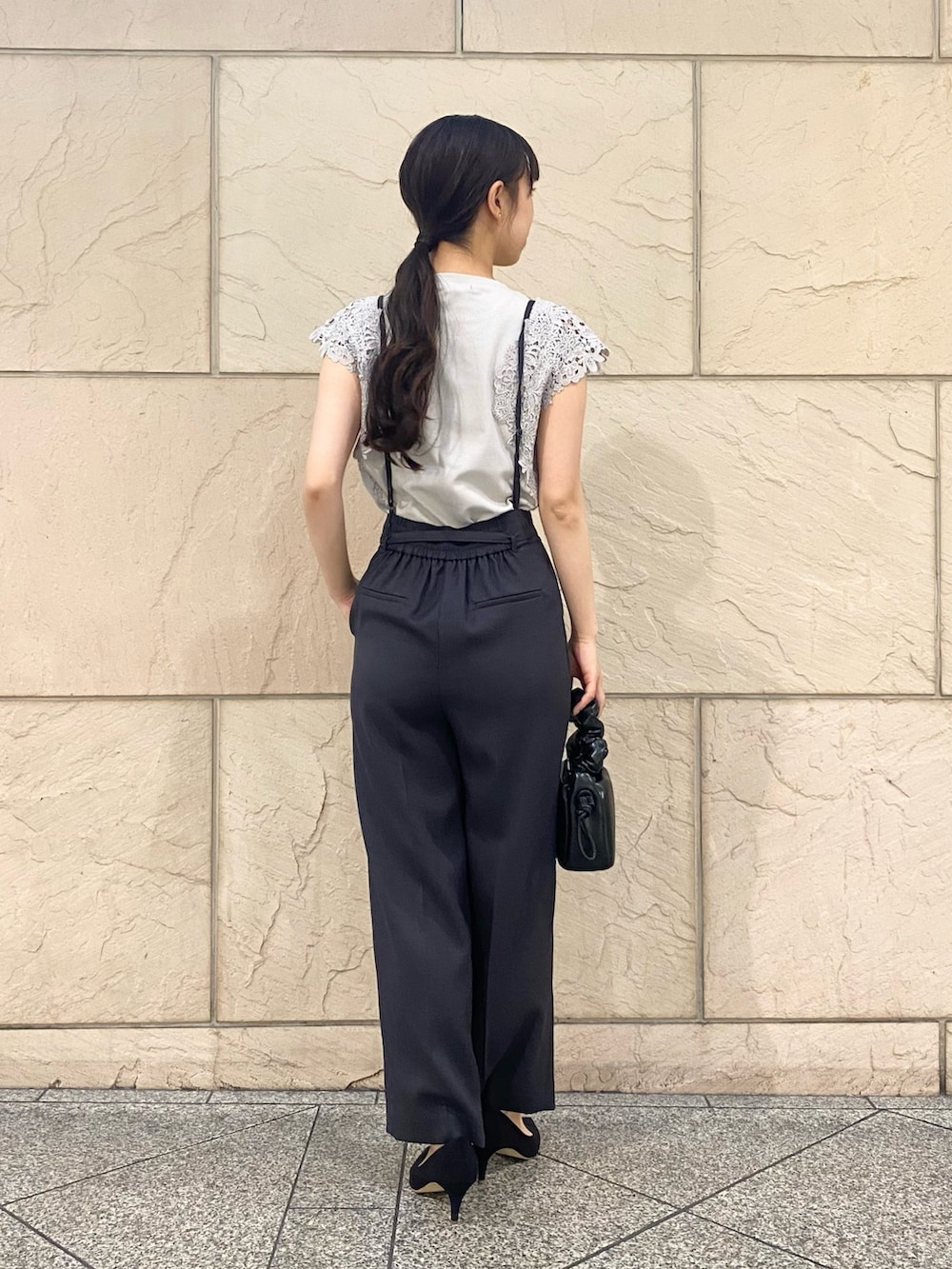 「URBAN RESEARCH ROSSO、URBAN RESEARCH、初夏コーデ、モノトーン、シンプルコーデ、カジュアル、ラクチンコーデ、オフィスカジュアル、着回しコーデ、サロペット、パンツスタイル、レース、カットソー、きれいめカジュアル」|「URBAN RESEARCH ROSSO WOMENの『一部WEB限定カラー』マルチWAYリネンライクワイドパンツ(その他パンツ、グレー系)」を使った、matsuさん(レディース・162cm)の春コーディネートの4枚目の写真