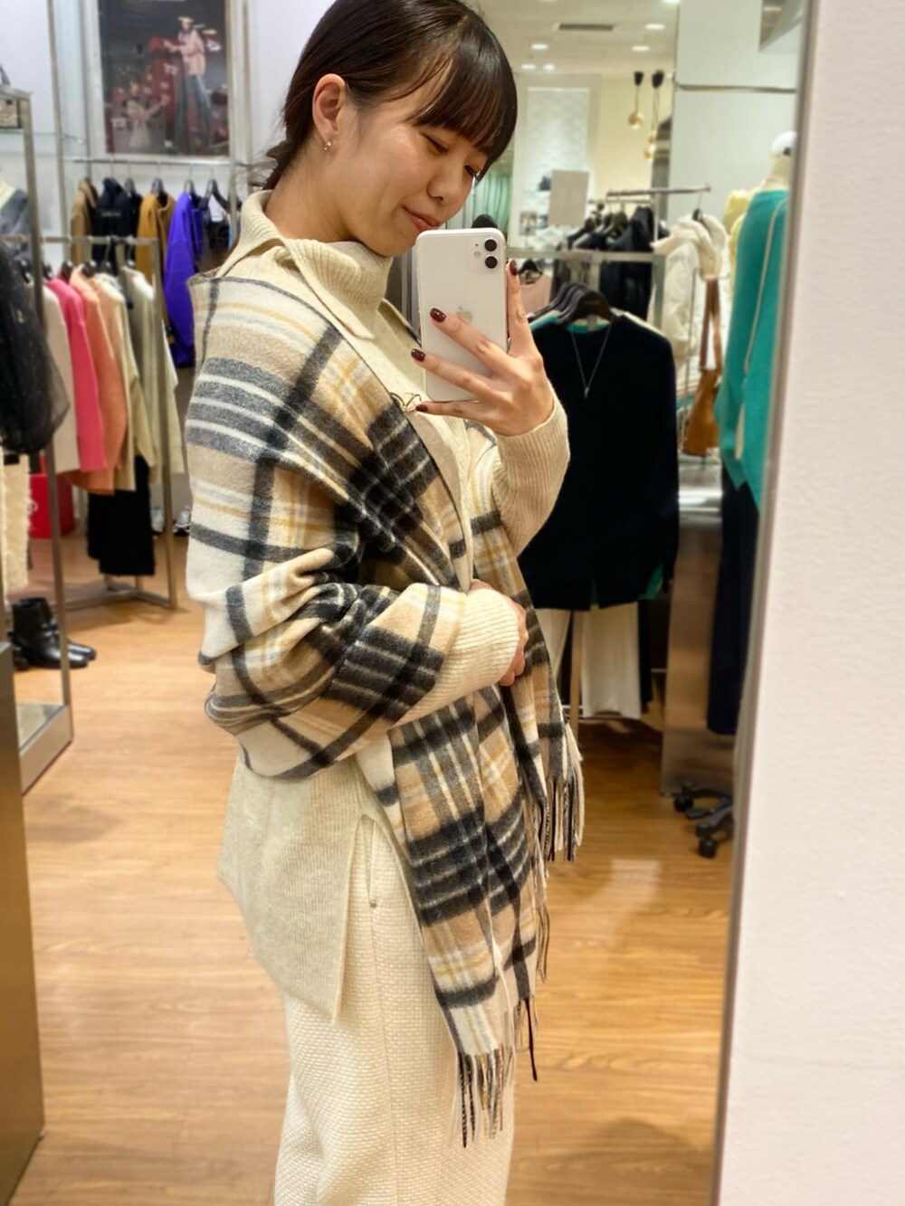 「URBAN RESEARCH ROSSO、URBAN RESEARCH、ROSSO、冬コーデ、ホワイトコーデ、ニット、チェック、きれいめカジュアル、タートルネック、パンツスタイル、オトナカジュアル、秋冬コーデ、マフラー、イエベ秋、骨格ウェーブ」｜「URBAN RESEARCH ROSSO WOMENのAVALON　バーチカルブローチ（ブローチ/コサージュ、ゴールド系）」を使った、matsuさん（レディース・162cm）の冬コーディネートの3枚目の写真