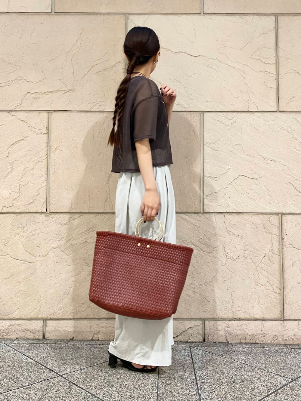 「大人カジュアル、キレイめ、きれいめカジュアル、パンツ、夏コーデ、休日スタイル、ROSSO、夏服、オンオフ兼用、オンオフ、20代後半、骨格ウェーブ、暑い、着映え、イエベ秋」｜「URBAN RESEARCHの『撥水/UVカット/接触冷感/イージーケア』『UR TECH』ギャザーワイドパンツ（その他パンツ、グレー系）」を使った、matsuさん（レディース・162cm）の夏コーディネートの2枚目の写真