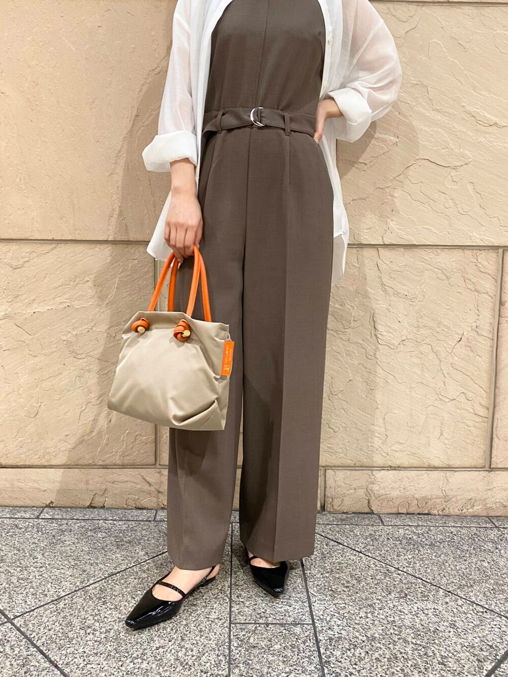 「大人カジュアル、キレイめ、きれいめカジュアル、パンツ、夏コーデ、newarrival、オフィスカジュアル、フェミニン、ROSSO、夏服、オンオフ兼用、オンオフ、大人かわいい、20代後半、骨格ウェーブ」|「URBAN RESEARCHのポインテッドバックストラップシューズ(パンプス、ブラック系)」を使った、matsuさん(レディース・162cm)の春コーディネートの7枚目の写真