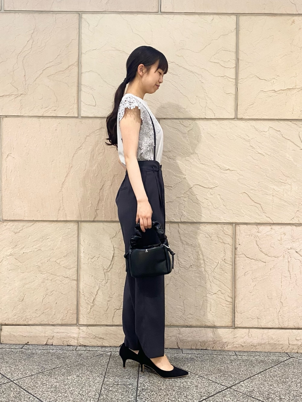 「URBAN RESEARCH ROSSO、URBAN RESEARCH、初夏コーデ、モノトーン、シンプルコーデ、カジュアル、ラクチンコーデ、オフィスカジュアル、着回しコーデ、サロペット、パンツスタイル、レース、カットソー、きれいめカジュアル」|「URBAN RESEARCH ROSSO WOMENの『一部WEB限定カラー』マルチWAYリネンライクワイドパンツ(その他パンツ、グレー系)」を使った、matsuさん(レディース・162cm)の春コーディネートの3枚目の写真
