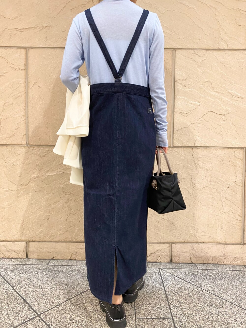 「URBAN RESEARCH ROSSO、ROSSO、URBAN RESEARCH、デニム、お出かけコーデ、デートコーデ、きれいめカジュアル、ジャンパースカート、デニムワンピース、LEE、タートルネック、オトナカジュアル、イエベ秋、骨格ウェーブ」｜「URBAN RESEARCH ROSSO WOMENのシルク混タートルネックプルオーバー（Tシャツ/カットソー、ブルー系）」を使った、matsuさん（レディース・162cm）の冬コーディネートの8枚目の写真