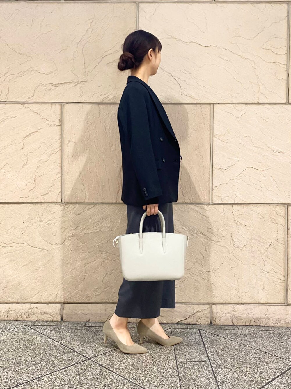 「セットアップ、キレイめ、きれいめカジュアル、春コーデ、着回しコーデ、セレモニースタイル、春服、newarrival、オフィスカジュアル、ROSSO、オンオフ兼用、オンオフ、20代後半、セレモニー、骨格ウェーブ」｜「URBAN RESEARCH ROSSO WOMENの【MADE IN JAPAN】オリジナルスウェードパンプス（パンプス、ブラウン系）」を使った、matsuさん（レディース・162cm）の冬コーディネートの4枚目の写真