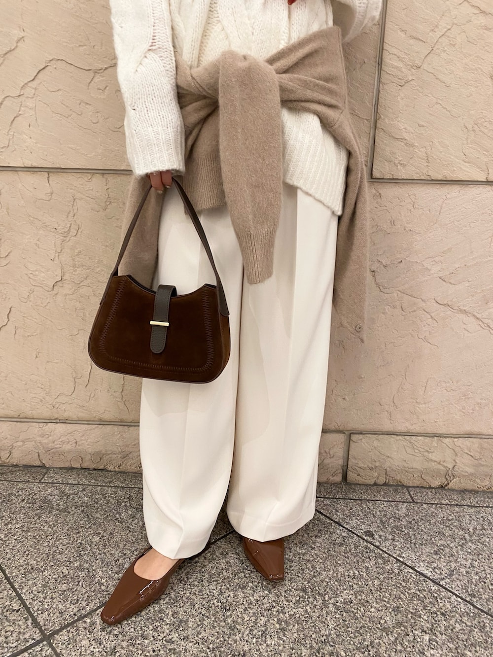 ホワイト系のニット/セーター、ベージュ系のカーディガン/ボレロ、ホワイト系のその他パンツを着用したレディースの冬コーディネートの6枚目の写真