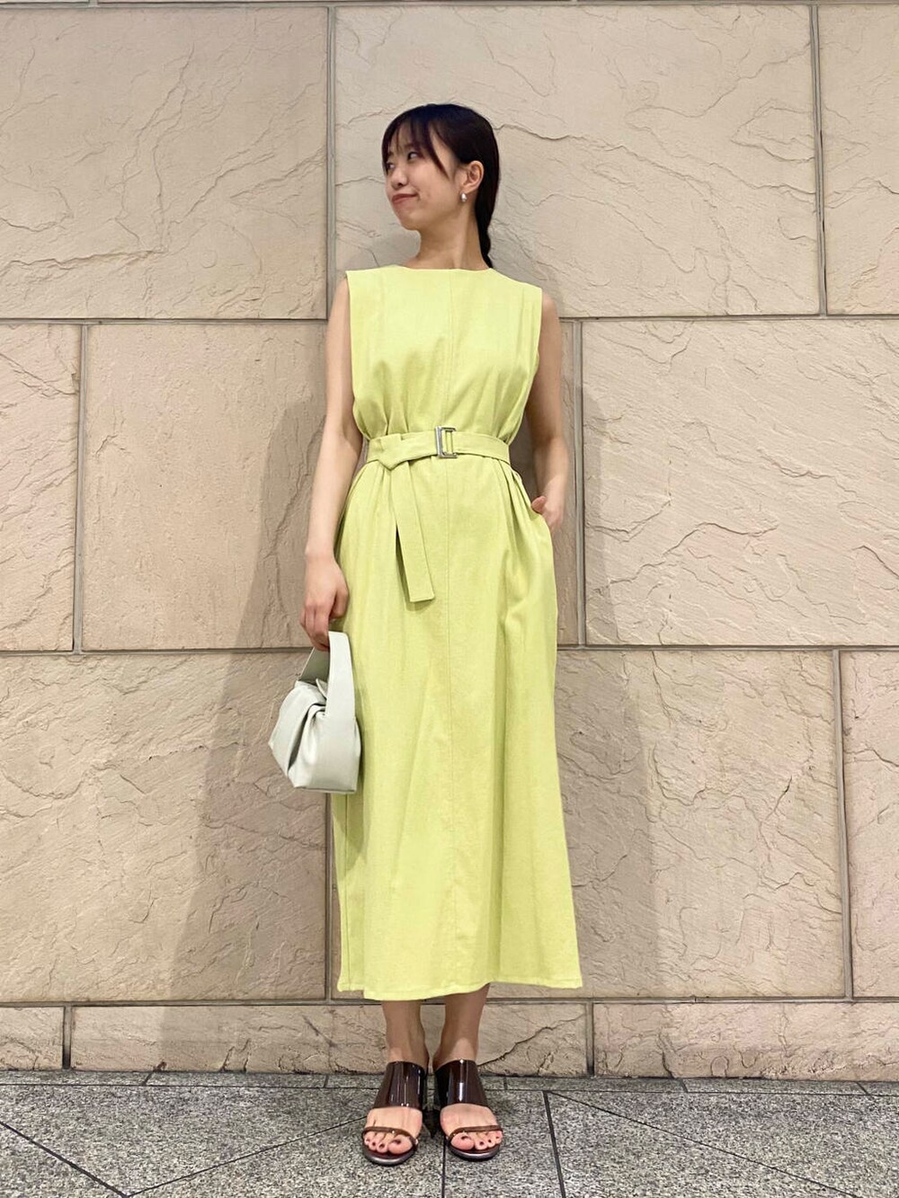 「ワンピース、大人カジュアル、キレイめ、きれいめカジュアル、夏コーデ、休日スタイル、フェミニン、ROSSO、夏服、オンオフ兼用、オンオフ、大人かわいい、20代後半、骨格ウェーブ、夏ワンピース」|「URBAN RESEARCH ROSSO WOMENのLUMEN FANTINE BAG(ハンドバッグ、ホワイト系)」を使った、matsuさん(レディース・162cm)の夏コーディネートの4枚目の写真