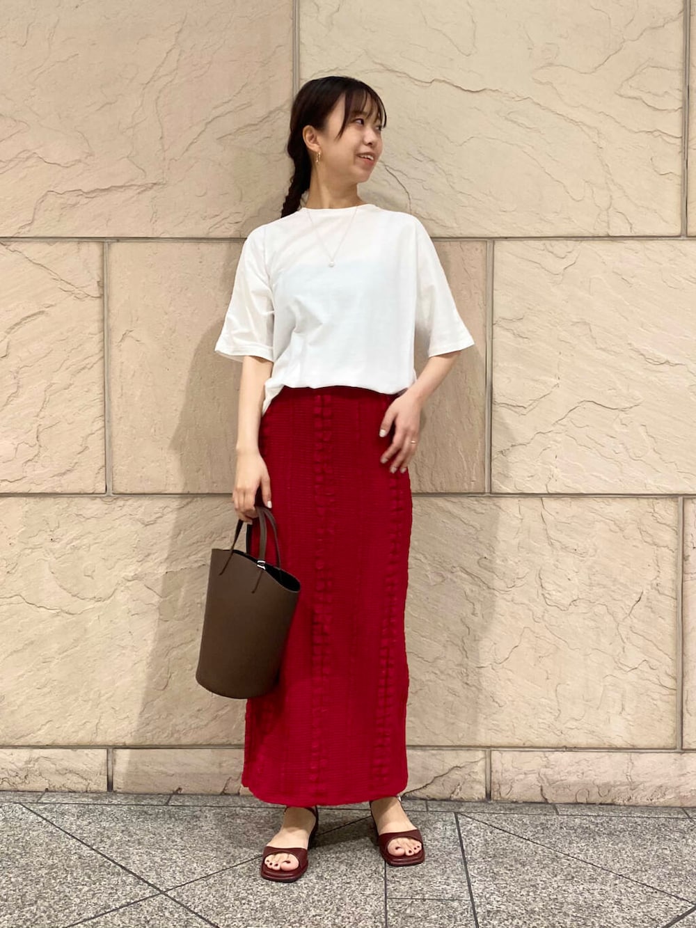 「大人カジュアル、キレイめ、きれいめカジュアル、夏コーデ、newarrival、休日スタイル、フェミニン、ROSSO、夏服、オンオフ兼用、オンオフ、大人かわいい、20代後半、骨格ウェーブ、暑い」|「URBAN RESEARCH ROSSO WOMENのKOMOREBI MUSEUM SANDAL(サンダル、レッド系)」を使った、matsuさん(レディース・162cm)の夏コーディネートの2枚目の写真