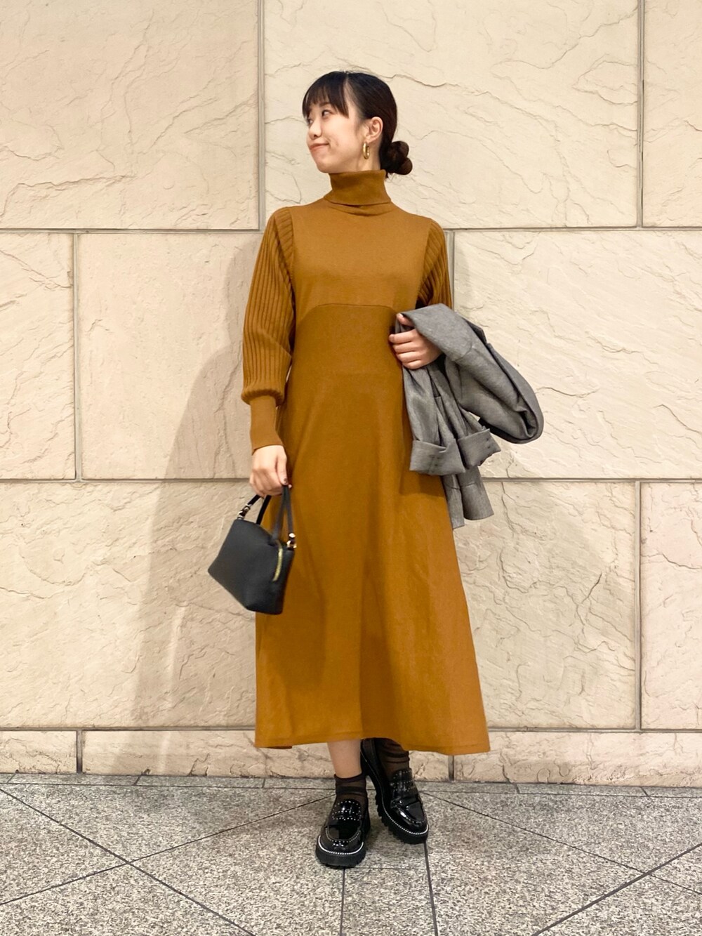 「URBAN RESEARCH ROSSO、URBAN RESEARCH、秋コーデ、ブラウン、ハロウィン、お出かけコーデ、ワンピース、きれいめカジュアル、秋冬コーデ、リラックススタイル、テーラードジャケット、イエベ秋、ニットワンピース」｜「URBAN RESEARCH ROSSO WOMENの『WEB限定』タートルネックデザインスリーブワンピース（ワンピース、イエロー系）」を使った、matsuさん（レディース・162cm）の秋コーディネートの4枚目の写真