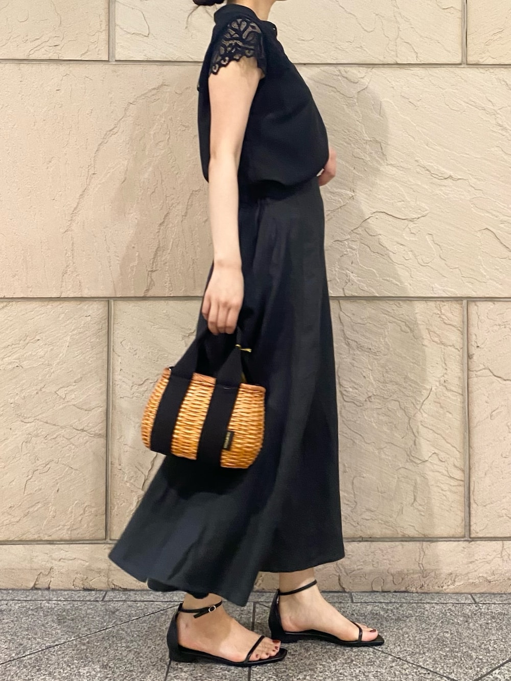 「URBAN RESEARCH ROSSO、URBAN RESEARCH、シンプルコーデ、オフィスカジュアル、春夏コーデ、ロングスカート、ブラック、ブラックコーデ、モノトーン、レース、ブラウス、フレアスカート、初夏コーデ、大人コーデ、スカート」|「URBAN RESEARCH ROSSO WOMENの『一部WEB限定カラー』ウォッシャブルヨークレースブラウス(シャツ/ブラウス、ブラック系)」を使った、matsuさん(レディース・162cm)の春コーディネートの4枚目の写真