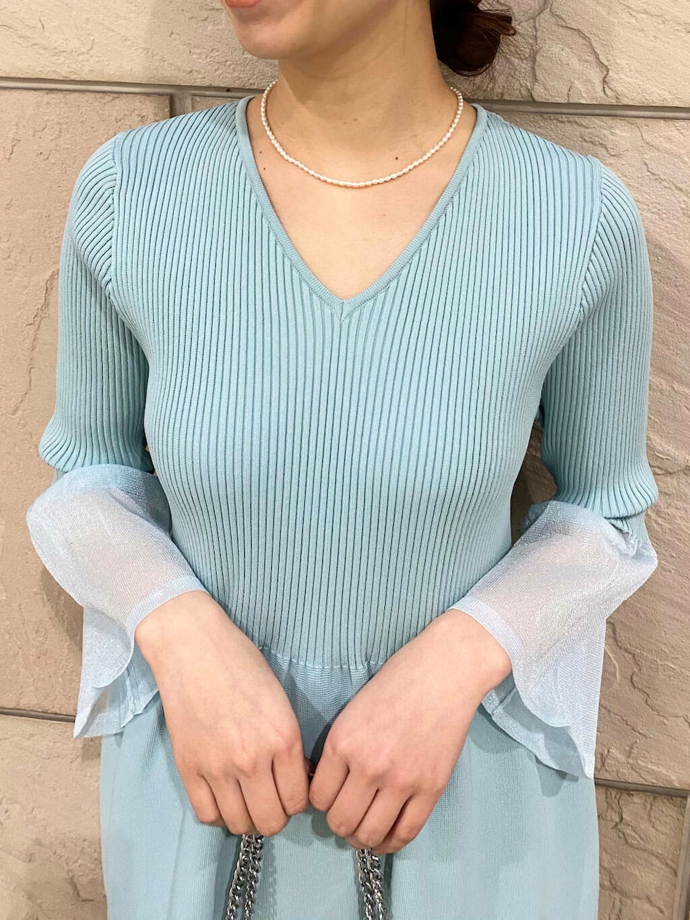 「ワンピース、キレイめ、きれいめカジュアル、ドレス、春コーデ、春服、newarrival、フェミニン、ROSSO、顔合わせ、20代後半、食事会、骨格ウェーブ、春カラーコーデ、着映え」｜「URBAN RESEARCH ROSSO WOMENの【MADE IN JAPAN】オリジナルスウェードパンプス（パンプス、グリーン系）」を使った、matsuさん（レディース・162cm）の春コーディネートの5枚目の写真