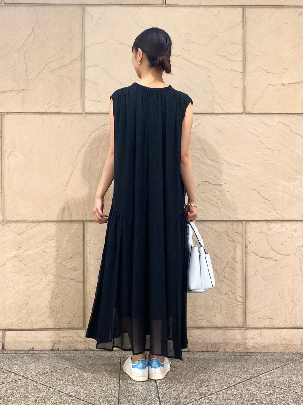 「URBAN RESEARCH ROSSO、夏コーデ、モノトーン、スニーカー、ワンピース、ロングワンピース、着回しコーデ、シアー、ドット、ブルー、おでかけコーデ」｜「URBAN RESEARCH ROSSO WOMENのベルト付2wayシアーギャザーワンピース（ワンピース、ブラック系）」を使った、matsuさん（レディース・162cm）の夏コーディネートの3枚目の写真