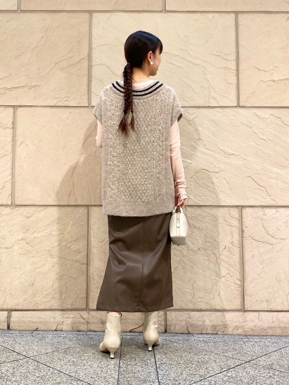 「URBAN RESEARCH ROSSO、URBAN RESEARCH、ベスト、シアートップス、ブラウン、ブーツ、きれいめカジュアル、アームウォーマー、レザースカート、秋服、オトナカジュアル、大人カジュアル、イエベ秋」|「URBAN RESEARCH ROSSO WOMENのアームウォーマーセットニットベスト(ニット/セーター、ベージュ系)」を使った、matsuさん(レディース・162cm)の秋コーディネートの8枚目の写真