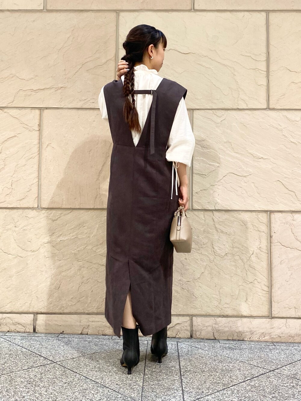 「URBAN RESEARCH ROSSO、秋コーデ、URBAN RESEARCH、デートコーデ、ブラウン、お出かけコーデ、レイヤードスタイル、ブラウス、ジャンパースカート、大人コーデ、キレイめカジュアル、オトナカジュアル、大人カジュアル、イエベ秋、骨格ウェーブ」｜「URBAN RESEARCH ROSSO WOMENのバックベルトワンピース（ジャンパースカート、レッド系）」を使った、matsuさん（レディース・162cm）の秋コーディネートの4枚目の写真