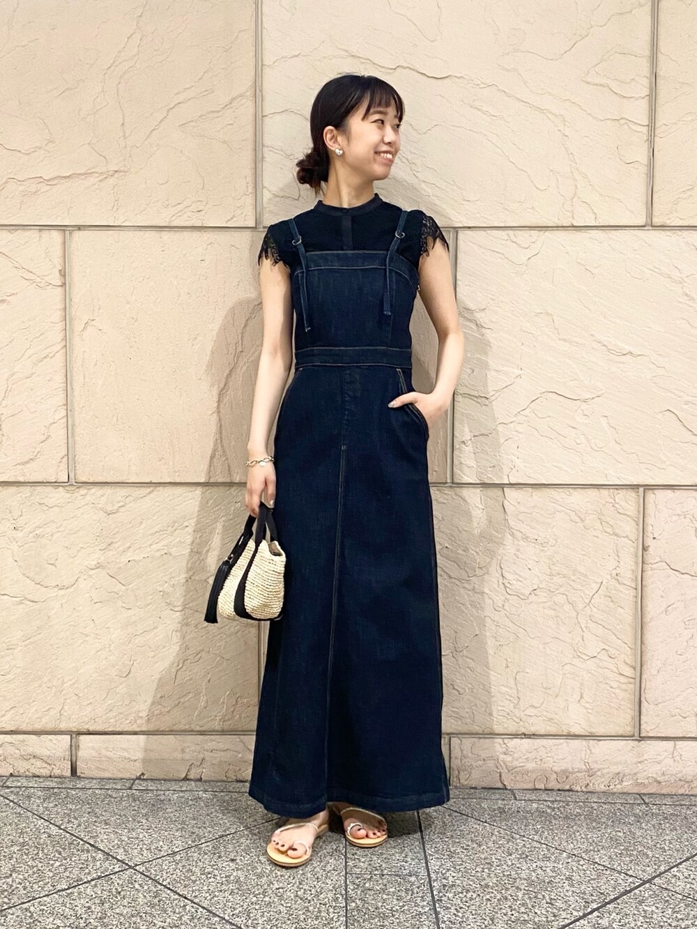 「URBAN RESEARCH ROSSO、モノトーン、きれいめカジュアル、デニム、デートコーデ、ワンピース、夏コーデ、お出かけコーデ、大人ファッション、デニムワンピース、キャミワンピ、LEE」｜「URBAN RESEARCH ROSSO WOMENの『一部WEB限定カラー』ウォッシャブルヨークレースブラウス（シャツ/ブラウス、ブラック系）」を使った、matsuさん（レディース・162cm）の夏コーディネートの2枚目の写真