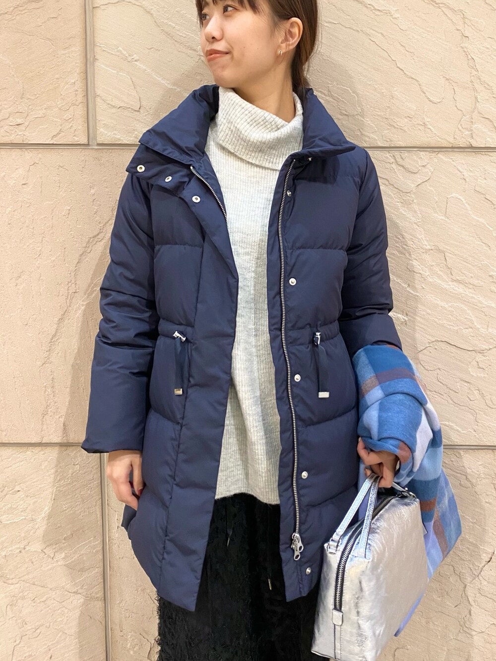 「URBAN RESEARCH ROSSO、URBAN RESEARCH、ROSSO、冬コーデ、チェック、きれいめカジュアル、冬アウター、ダウン、イージーパンツ、タートルネック、ニット、ネイビー、オトナカジュアル、イエベ秋、骨格ウェーブ」|「URBAN RESEARCH ROSSO WOMENの撥水スタンドミドルダウンコート(ダウンジャケット/コート、ブルー系)」を使った、matsuさん(レディース・162cm)の冬コーディネートの4枚目の写真