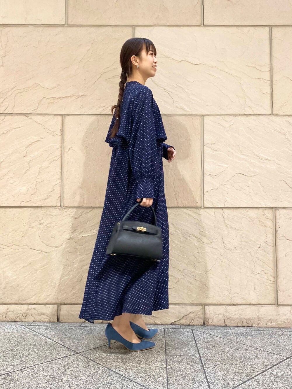 「ワンピース、大人カジュアル、キレイめ、きれいめカジュアル、ドット、春コーデ、セレモニースタイル、春服、newarrival、フェミニン、ROSSO、柄ワンピ、オンオフ兼用、オンオフ、大人かわいい」｜「URBAN RESEARCH ROSSO WOMENの『MADE IN JAPAN』オリジナルスウェードパンプス（パンプス、ブルー系）」を使った、matsuさん（レディース・162cm）の冬コーディネートの8枚目の写真