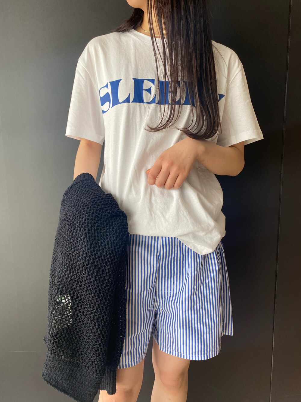 「大人カジュアル、夏コーデ、ゆるコーデ、Tシャツ、ルームウェア、パジャマ、ロゴT、URBAN RESEARCH ROSSO、sleepy jones」｜「SLEEPY JONESのSLEEPY JONES / CORE-MNT028-F1262-100（Tシャツ/カットソー、ホワイト系）」を使った、matsuさん（レディース・162cm）の春コーディネートの3枚目の写真