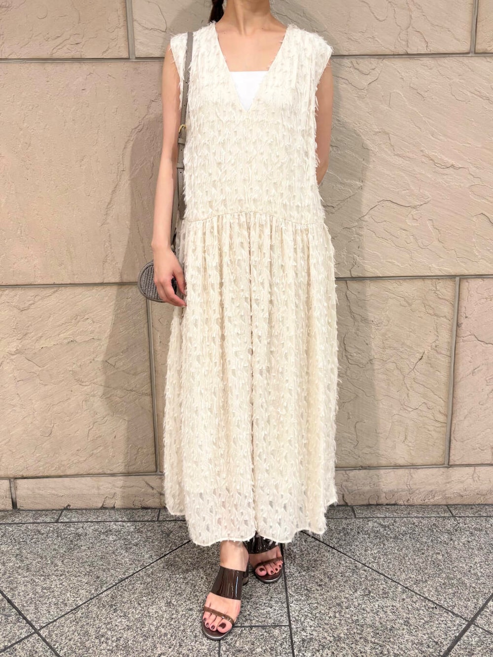 「ワンピース、大人カジュアル、キレイめ、きれいめカジュアル、夏コーデ、newarrival、休日スタイル、フェミニン、ROSSO、夏服、オンオフ兼用、オンオフ、大人かわいい、20代後半、骨格ウェーブ」｜「URBAN RESEARCH ROSSO WOMENのジャガードVネックワンピース（ワンピース、ホワイト系）」を使った、matsuさん（レディース・162cm）の夏コーディネートの4枚目の写真