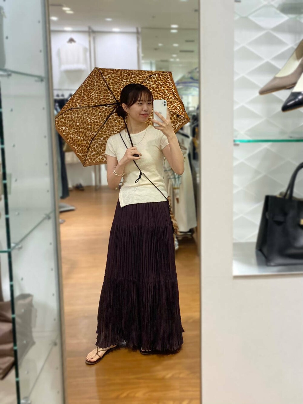 「大人カジュアル、キレイめ、きれいめカジュアル、夏コーデ、サマーニット、休日スタイル、フェミニン、manipuri、ROSSO、サンダルコーデ、夏服、大人かわいい、傘、20代後半、夏ニット」｜「URBAN RESEARCHのワッシャープリーツイージースカート（スカート、ブラウン系）」を使った、matsuさん（レディース・162cm）の春コーディネートの4枚目の写真