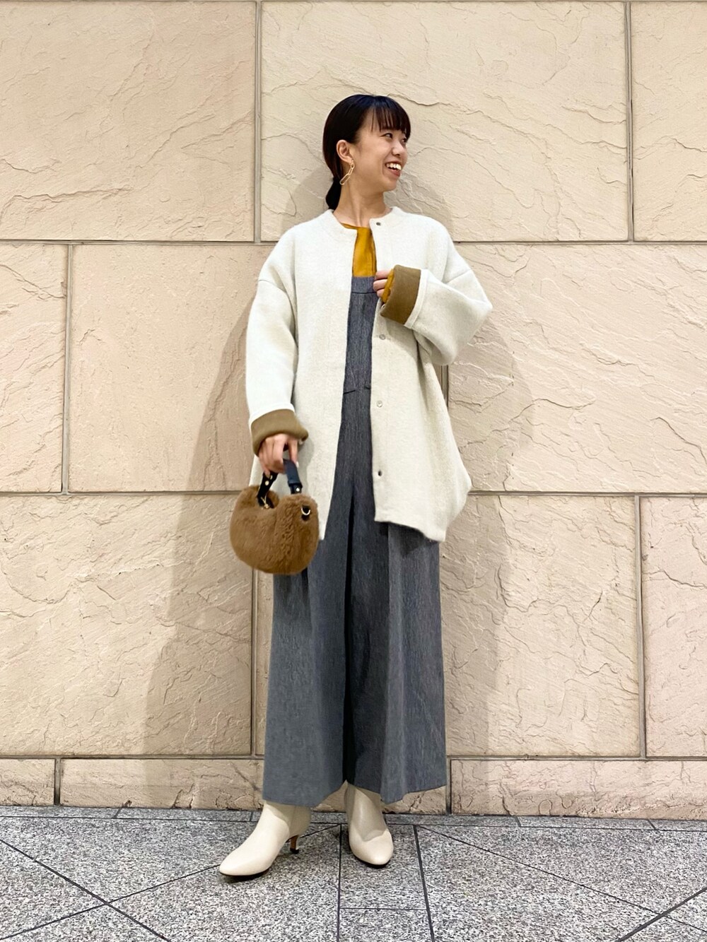 「URBAN RESEARCH ROSSO、URBAN RESEARCH、ELENDEEK、秋コーデ、カーディガン、レイヤードスタイル、大人カジュアルコーデ、パンツスタイル、秋服、イエベ秋、オールインワン」|「ELENDEEKの『別注』ELENDEEK×ROSSO CN RACCOON MIX WCD(カーディガン/ボレロ、グレー系)」を使った、matsuさん(レディース・162cm)の秋コーディネートの2枚目の写真