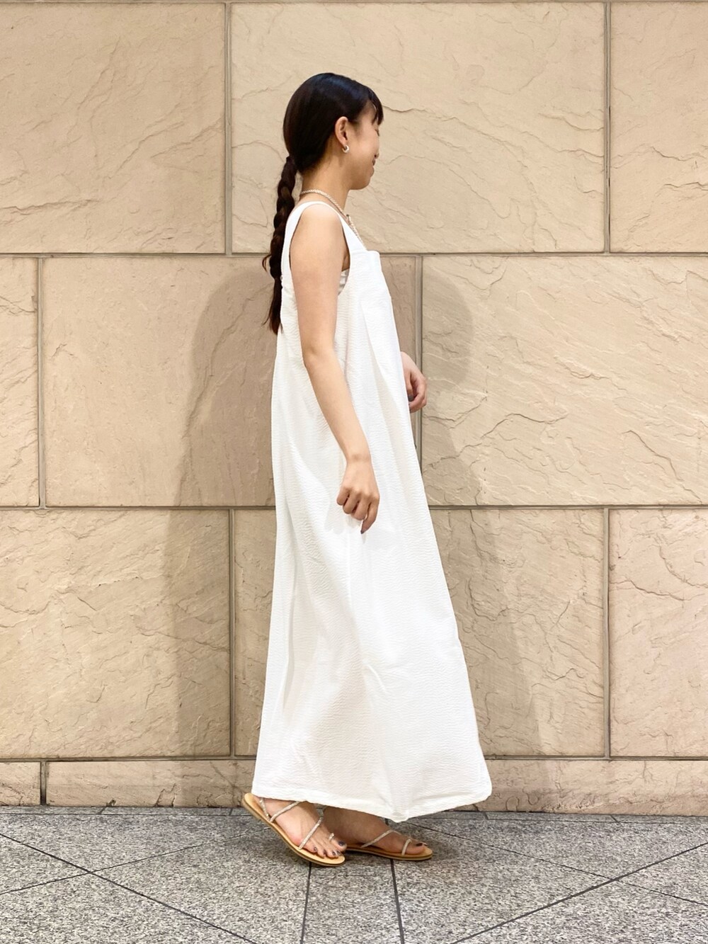 「URBAN RESEARCH ROSSO、夏コーデ、さらっと晴れやかスナップ、サンダル、韓国ファッション、お出かけコーデ、ワンピース、オトナ女子、旅行、リゾートスタイル、ドレス」｜「NICOLAS LAINASのアイテム（サンダル、シルバー系）」を使った、matsuさん（レディース・162cm）の夏コーディネートの4枚目の写真