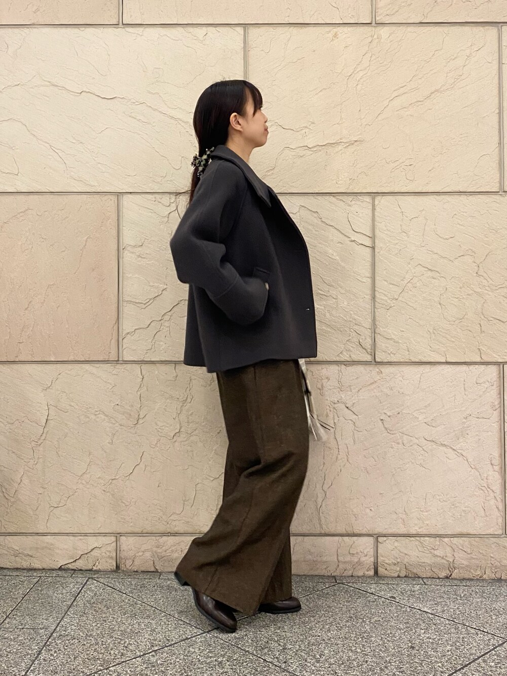 グレー系のその他アウター、ホワイト系のカーディガン/ボレロ、イエロー系のその他パンツを着用したレディースの冬コーディネートの3枚目の写真